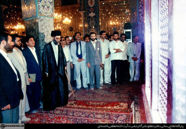 پرونده:آیتالله خامنهای در حرم حضرت زینب.jpg