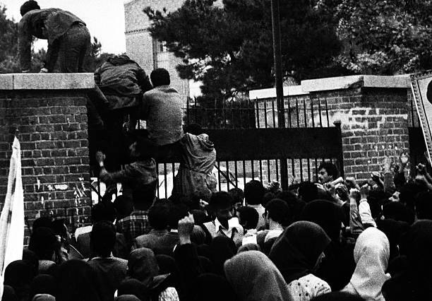 Fayil:تصویر ورود دانشجویان به داخل سفارت آمریکا در تهران.jpg