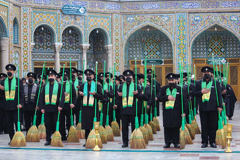 پرونده:آیین جاروب کشی حرم.jpg