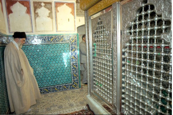 پرونده:رهبری در حرم امامزاده محمد.jpg