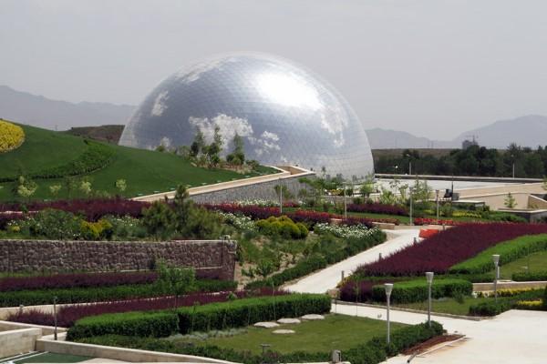 Berkas:باغ راه موزه دفاع مقدس.jpg