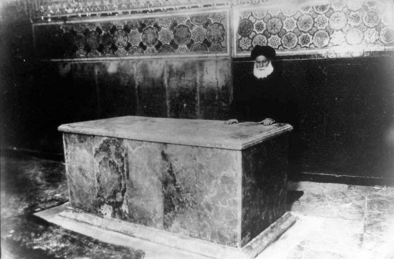 Акс:آقا حسین قمی در کنار صندوق سنگی قبر امام رضا.jpg