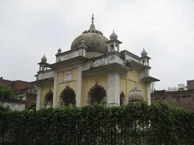 برصغیر کے نامور مرثیہ نگار میر انیس کا مقبرہ