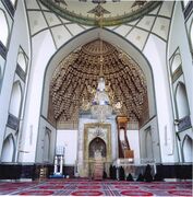 منبر صاحب الزمان، إلى يمين محراب مسجد كوهرشاد