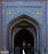 ایوان مقصوره مسجد گوهرشاد، که کتیبه پیشانی آن به خط ثلث زرد اثر محمدرضا امامی است.[۵۴]