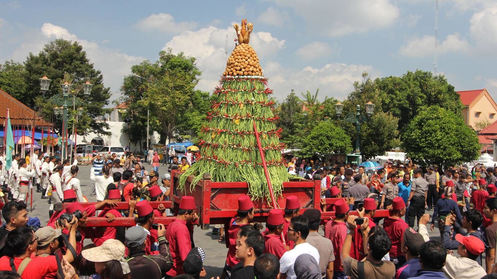 مراسمی سنتی و محلی در جشن میلاد پیامبر در شهر جوگجا، اندونزی
