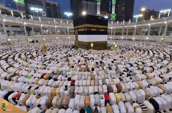 مسلمانان در حال نماز جماعت